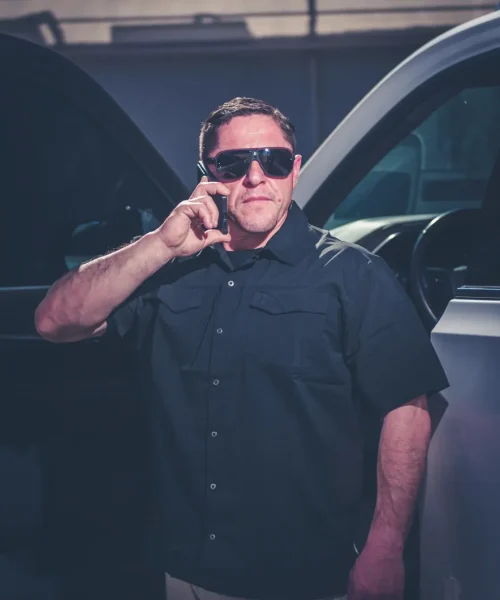 Guardia de seguridad privada cerrando la puerta de una camioneta blindada de Mp Protectmx.