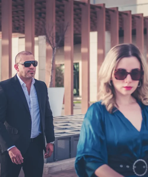 Guardespaldas protegiendo a una mujer en una locación exclusiva